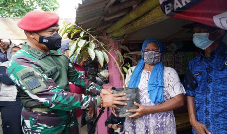 Komandan Jenderal Komando Pasukan Khusus (Danjen Kopassus) diganti dari Mayor Jenderal M Hasan (kiri),