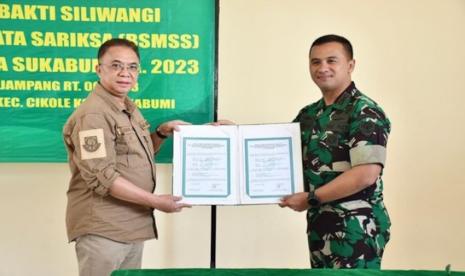 Komandan Kodim (Dandim) 0607/Kota Sukabumi Letkol Inf Yudhi Hariyanto bersama Wakil Wali Kota Sukabumi Andri Setiawan Hamami saat pembukaan kegiatan Bhakti Siliwangi Manunggal Satata Sariksa (BSMSS) di Aula Kelurahan Cisarua, Kecamatan Cikole, Kota Sukabumi, Jawa Barat, Selasa (29/8/2023).