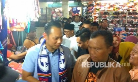 Komandan Komando Satuan Tugas Bersama (KOGASAMA), Agus Harimurti Yudhoyono (AHY) mengunjungi Pasar Besar Kota Malang, Selasa (3/4). 