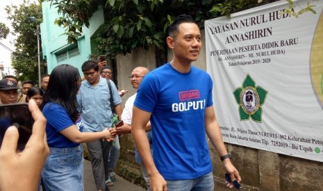 Komandan Komando Satuan Tugas Bersama (Kogasma) Partai Demokrat Agus Harimurti Yudhoyono (AHY) dan istri Annisa Larasati Pohan menggunakan hak pilihnya di TPS 013 Petogogan, Kebayoran Baru, Jakarta Selatan (Jaksel). Agus masuk dalam daftar pemilih tambahan (DPTb) bersama 14 orang lainnya di TPS 013 yang berlokasi di gedung Yayasan Nurul Huda An-Nashirin. 