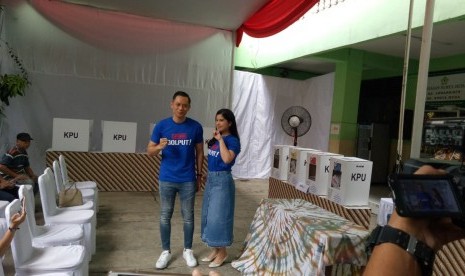 Komandan Komando Satuan Tugas Bersama (Kogasma) Partai Demokrat Agus Harimurti Yudhoyono (AHY) dan istri Annisa Larasati Pohan menggunakan hak pilihnya di TPS 013 Petogogan, Kebayoran Baru, Jakarta Selatan (Jaksel). Agus masuk dalam daftar pemilih tambahan (DPTb) bersama 14 orang lainnya di TPS 013 yang berlokasi di gedung Yayasan Nurul Huda An-Nashirin. 