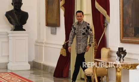 Komandan Komando Satuan Tugas Bersama (Kogasma) Partai Demokrat Agus Harimurti Yudhoyono (AHY) berjalan keluar dari ruangan usai bertemu Presiden Joko Widodo di Istana Merdeka, Jakarta, Kamis (2/5/2019). 