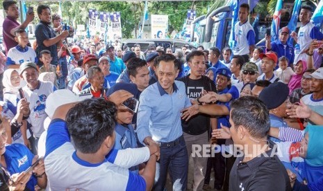 Komandan Komando Tugas Bersama (Kogasma) Partai Demokrat Agus Harimurti Yudhoyono (AHY) (tengah) menyapa warga saat kunjungan dengan sejumlah Caleg Partai Demokrat bersama simpatisan di Kabupaten Pekalongan, Jawa Tengah, Selasa (2/4/2019). 