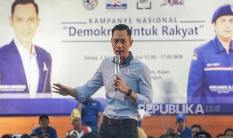 Komandan Komando Tugas Bersama (Kogasma) Partai Demokrat Agus Harimurti Yudhoyono (AHY) menyapa warga saat kunjungan dengan sejumlah Caleg Partai Demokrat bersama simpatisan di Kabupaten Pekalongan, Jawa Tengah, Selasa (2/4/2019). 