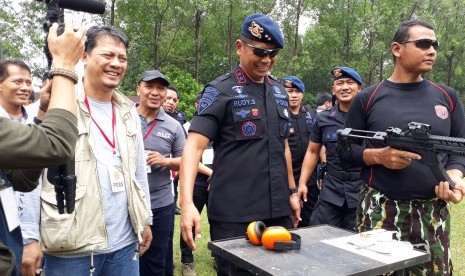 Komandan Korps Brimob Irjen (Pol) Rudy Sufahriyadi (tengah) bersama Kepala Newsroom Republika (kiri) saat Press Ghatering di Mako Brimob, Kelapa Dua, Depok, Senin (12/11).