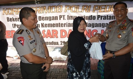 Komandan Korps Brimob Polri Inspektur Jenderal Polisi Drs Murad Ismail (kanan)