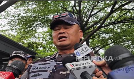 Komandan Lantamal 3 Jakarta, Brigjen TNI Harry Indarto memberikan keterangan terkait pembongkaran pagar laut di Tanjung Pasir, Telul Naga, Tangerang, Sabtu (18/1/2025).