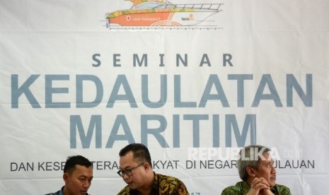 Komandan Lantamal IX (Danlantamal IX) Ambon Laksamana Pertama TNI Nur Singgih Prihartono, Pakar Maritim Arif Satria, dan Sekjen Kementerian Kelautan dan Perikanan Sjarif Widjaja (dari kiri) menjadi nara sumber saat seminar nasional saat Tanwir Muhammadiyah