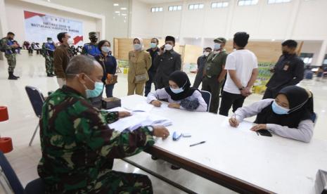 Komandan Lanud Sulaiman Kolonel PNB Mohammad Nurdin bersama Bupati Bandung Dadang Supriatna yang didampingi Kepala Dinas Kesehatan Kab Bandung, Grace Mediana Purnami dan Kepala Rumah Sakit Lanud Sulaiman Mayor Kes dr. Yahya Nurlianto,Sp.OG meninjau pelaksanaan vaksinasi bagi 5000 warga masyarakat kabupaten Bandung, yang digelar di gedung Andromeda Lanud Sulaiman, Margahayu, Kabupaten Bandung, Senin (21/6).