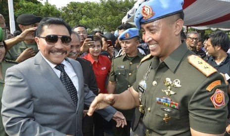   Komandan Pasukan Pengamanan Presiden (Paspampres) Mayjen TNI Andika Perkasa (kanan) bersama mantan Kepala BIN Jenderal (Purn) AM. Hendropriyono (kiri) usai upacara serah terima jabatan di Mako Paspampres, Tanah Abang, Jakarta, Rabu (22/10). 