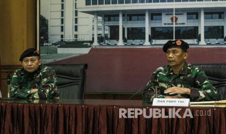 Komandan PMPP TNI Mayjen TNI Victor Hasudungan Simatupang (kanan) bersama Kapuspen TNI Mayjen TNI Sisriadi (kiri) memberikan keterangan pers di Mabes TNI, Cilangkap, Jakarta, Jumat (26/6/2020). Konferensi pers tersebut tentang seorang prajurit TNI Serma Rama Wahyudi yang tergabung dalam Satgas Kizi TNI Kongo XX-O/Monusco yang gugur tertembak oleh kelompok bersenjata di Kongo, Afrika.