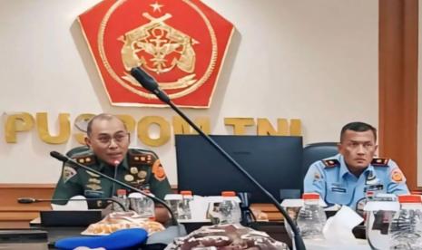 Komandan Pusat Polisi Militer (Danpuspom) TNI, Mayjen Yusri Nuryanto (kiri).