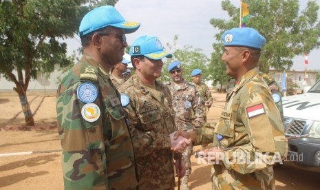 Komandan Satgas Indonesian Battalion (Indobatt-03)  Letkol Inf Syamsul Alam, S.E, beserta Perwira Staf menerima kunjungan kerja rombongan Ag. Force Commander Major General Fida Hussain Malik di Markas Indobatt-03, El Geneina, Sudan Afrika, Senin (3/7).