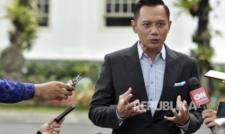 Komandan Satuan Bersama (Kogasma) Partai Demokrat untuk Pilkada 2018 dan Pemilu 2019, Agus Harimurti Yudhoyono (AHY) menyampaikan keterangan kepada wartawan usai bertemu dengan Presiden Joko Widodo di Kompleks Istana Kepresidenan, Jakarta, Selasa (6/3).