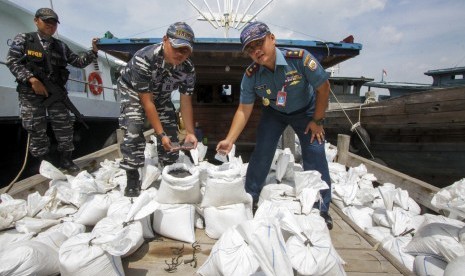 Petugas memeriksa pasir timah yang akan diseludupkan (ilustrasi). Tim patroli laut Direktorat Jenderal Bea Cukai 30004 Kantor Wilayah Khusus Kepulauan Riau (Kepri) menggagalkan penyelundupan 10 ton pasir timah ke luar negeri menggunakan kapal KM Terang Bulan IV di perairan Natuna.