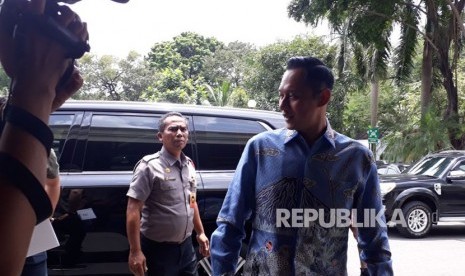 Komandan Satuan Tugas Bersama (Kogasma) Demokrat Agus Harimurti Yudhoyono saat tiba di Kantor Kemenko Polhukam, Gambir, Jakarta Pusat, Rabu (7/3). 