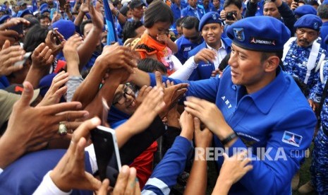 Komandan Satuan Tugas Bersama (Kogasma) untuk Pemilukada 2018 dan Pilpres 2019 Agus Harimurti Yudhoyono (AHY) menyapa pendukungnya saat berlangsung Pelantikan Ketua DPD dan Ketua DPC Partai Demokrat Se-Jateng di Stadion Gemilang Magelang, Jateng, Selasa (10/4).