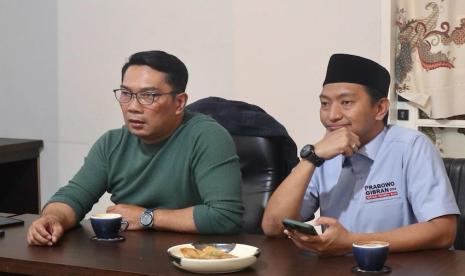 Komandan Tim Kampanye Nasional (TKN) Fanta (Pemilih Muda) Prabowo Subianto-Gibran Rakabuming Raka, Arief Rosyid Hasan, menemui Ketua Tim Kampanye Daerah (TKD) Jawa Barat Ridwan Kamil di Kota Bandung, Jawa Barat, Senin (4/12/2023). 