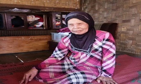 Komando Pasukan Khusus (Kopassus) menggelar bakti sosial dengan merehabilitasi rumah Ibu Mamah warga Kampung Ciraksamala RT 001 RW 004, Desa Cihamerang, Kecamatan Kabandungan, Kabupaten Sukabumi, Jumat (15/9)