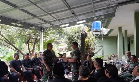 Komando strategis angkatan darat (Kostrad), menggandeng para jawara yang tergabung dalam ikatan pencak silat Indonesia (IPSI) untuk melatih prajurit. Sedikitnya, ada 250 prajurit TNI AD dilatih pencak silat untuk menjadi pendekar. 