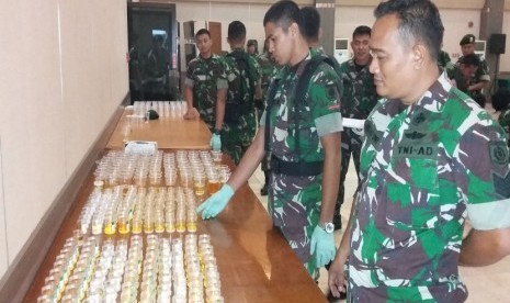 Komando Strategis Angkatan Darat (Kostrad)  menggelar pemeriksaan urine terhadap prajurit dan PNS yang berdinas di Makostrad, bertempat di Ruang Mandala, Markas Kostrad, Jakarta Pusat, Jumat (26/2). 