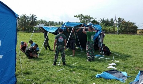 Komando Tugas Gabungan Terpadu (Kogasgabpad) di Sulawesi Tengah (Sulteng) kembali membangun hunian sementara (huntara). Kini para prajurit TNI membangun 100 tenda huntara bantuan dari pemerintah Jepang di Desa Balentuma, Kecamatan Sirenja, Kabupaten Donggala, Sulteng, Rabu (17/10). 