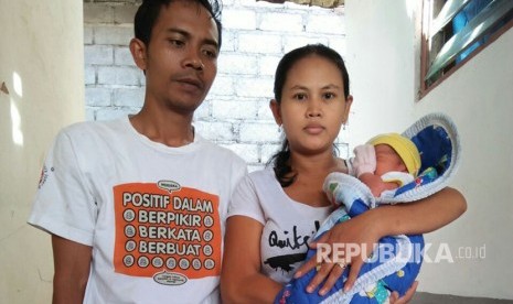 Komang Agung, bayi laki-laki yang lahir di tengah suasana pengungsian Gunung Agung, Kabupaten Karangasem. Agung merupakan putra ketiga dari pasangan suami istri asal Kampung Muslim Seren Jawa, Alfian dan Muri Ariani.