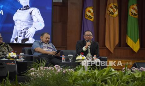 Komang Budi Aryasa, EVP Digital Business & Technology PT Telkom menjadi pembicara Temu Ilmiah Nasional AI di Graha Sanusi Unpad, Bandung, belum lama ini 