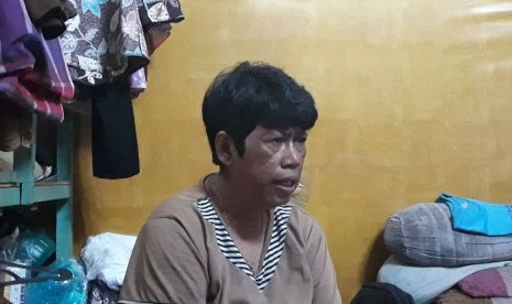 Komariah, ibunda Muhammad Rizki, anak yang meninggal usai mengantre sembako di Monas, Sabtu (28/4) lalu, saat ditemui di rumah kontrakannya, Selasa (8/5).