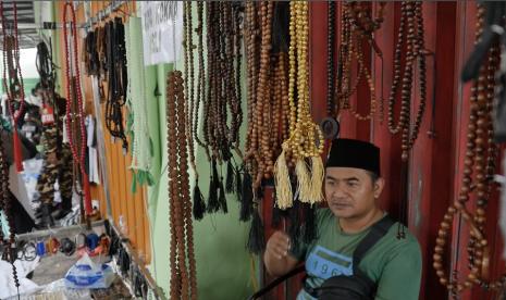 Komarudin, penjual pernak-pernik di Gelora Delta, Sidoarjo, mengaku penjualannya meningkat tiga kali lipat saat resepsi harlah satu abad Nahdlatul Ulama (NU).