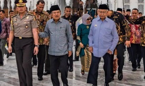 Kombes Pol M Awal Chairuddin, ajudan Wakil Presiden (kiri) .