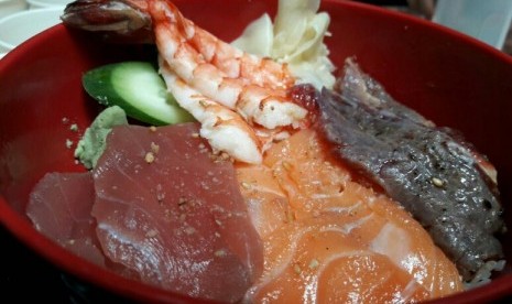 Sushi kaz atau nasi dengan irisan tuna dan salmon yang dipanggang.