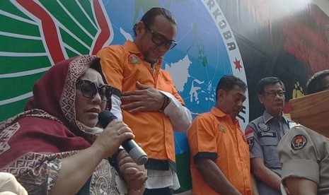 Komedian Tri Retno Prayudati alias Nunung, suaminya July Jan Sambiran, dan kurir narkoba yang mengantarkan sabu untuk Nunung berinisial TB saat konferensi pers menggunakan baju tahanan di Mapolda Metro Jaya, Senin (22/7). Ketiganya ditangkap terkait penyalahgunaan narkotika jenis sabu.