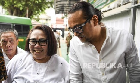 Komedian Tri Retno Prayudati atau Nunung (kiri) dan suaminya July Jan Sambiran (kanan) tiba di Pengadilan Negeri Jakarta Selatan untuk menjalani sidang perdana di Jakarta, Rabu (2/10/2019).