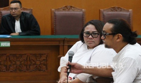 Komedian Tri Retno Prayudati atau Nunung (kiri) dan suaminya July Jan Sambiran (kanan) mengikuti sidang lanjutan atas kasus narkoba yang menjerat keduanya di PN Jakarta Selatan, Jakarta, Rabu (20/11/2019).