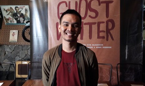 Komedian tunggal Bene Dion Rajagukguk memulai debut penyutradaraan film layar lebar dengan mengarahkan sinema horor komedi Ghost Writer.