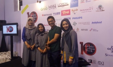 Komikus Mice (ketiga dari kiri) bersama dengan perwakilan merk busana muslimah L.tru dalam konferensi pers koleksi terbaru bertajuk Dear Woman, L.tru X Mice Cartoon di acara Jakarta Fashion Show 2018, Senayan City Jakarta (24/10).