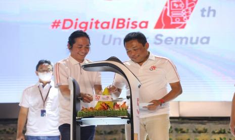 Komisaris Independen Telkom Abdi Negara Nurdin (kiri) dan Direktur Utama Telkom Ririek Adriansyah (kanan) melakukan prosesi pemotongan tumpeng sebagai ungkapan rasa syukur usia Telkom yang menginjak ke-57 tahun.