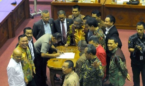 Komisaris Jenderal Badrodin Haiti menandatangai surat pernyataan menjadi Kapolri saat uji kelayakan dan kepatutan calon Kepala Polri (Kapolri) di Komisi III DPR RI, Jakarta, Kamis (16/4).(Republika/Agung Supriyanto).