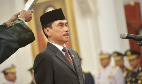 Komisaris Jenderal Polisi Suhardi Alius mengikuti pengucapan sumpah jabatan sebagai Kepala Badan Nasional Penanggulangan Terorisme (BNPT) yang dipimpin Presiden Joko Widodo saat pelantikan di Istana Negara, Jakarta, Rabu (20/7). 