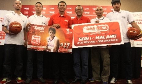 Komisaris National Basketball League (NBL) Indonesia, Azrul Ananda (tiga dari kiri).