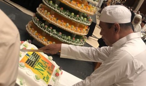 Komisaris NRA Group, Drs H Asrul Aziz Taba memotong kue milad ke-19 NRA Group.