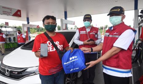 Komisaris Pertamina, Condro Kirono bersama dengan Direktur Pemasaran Retail Pertamina, Mas’ud Khamid menyapa pelanggan setia Pertamina saat melakukan pemantauan langsung jalur Tol Trans Jawa dalam rangka menjamin ketersediaan stok BBM dan LPG jelang Lebaran pada Rabu (20/5) hingga Kamis (21/5).