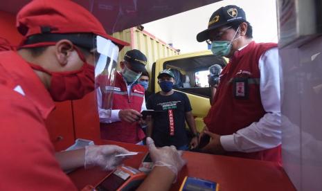 Komisaris Pertamina, Condro Kirono bersama Direktur Pemasaran Retail Pertamina, Mas’ud Khamid melakukan pemantauan langsung jalur Tol Trans Jawa dari Jakarta menuju Surabaya dalam rangka menjamin ketersediaan stok BBM dan LPG Jelang Lebaran dalam kondisi aman. 