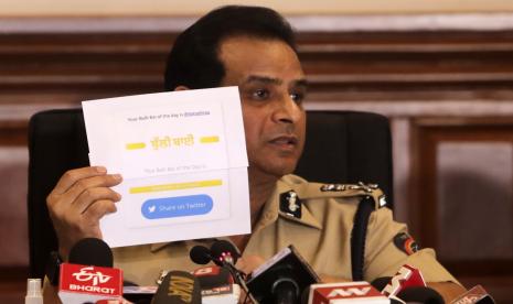 Komisaris polisi Mumbai Hemant Nagrale menunjukkan dokumen saat ia berpidato di konferensi pers di Mumbai, India, Rabu, 5 Januari 2022. Nagrale mengatakan polisi menangkap tiga orang atas dugaan keterlibatan mereka dalam situs lelang online palsu bernama Bulli Bai, yang menawarkan untuk dijual wanita Muslim terkemuka. Heboh Muslimah Dilelang, Pelecehan Daring Muslim Makin Marak di India.