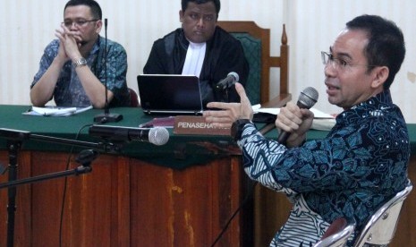 Komisaris PT Bali Pasifik Tubagus Chaeri Wardana alias Wawan (kanan) memberikan kesaksian saat persidangan terdakwa Manager Operasional PT Bali Pasifik Pragama Dadang Prijatna di Pengadilan Tipikor Serang, Banten, Selasa (22/9).