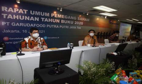 Komisaris PT Garudafood Putra Putri Jaya Tbk Hartono Atmadja (kedua kanan) bersama Direktur Utama Hardianto Atmadja (kedua kiri), Direktur Paulus Tedjosutikno (kanan) dan Direktur Robert Chandra (kiri) menggelar RUPS Tahunan PT Garudafood Putra Putri Jaya Tbk di Bintaro, Jakarta, Rabu (16/6/2021).