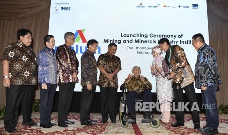 Komisaris PT Inalum Agus Tjahjana (kiri) bersama Direktur Utama PT Indonesia Asahan Aluminium (Inalum), Budi Gunadi Sadikin (kedua kiri), Sekjen Kementerian ESDM Ego Syahrial (ketiga kiri), mantan Menteri Pertambangan dan Energi Subroto (ketiga kanan) selaku Advisory Board Chairman MMII, Executive Director Mining and Minerals Industry Institute Ratih Amri, (kedua kanan) dan Direktur Utama PT Antam Arie Prabowo Ariotedjo meluncurkan Institut Industri Tambang dan Mineral atau Mining and Minerals Industry Institute (MMII) di Jakarta, Jumat (1/2/2019).