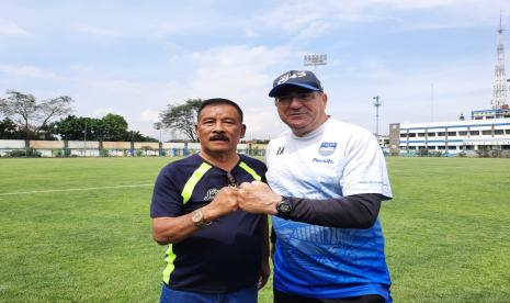 Komisaris PT Persib Bandung Bermartabat, Umuh Muchtar dan pelatih Persib, Robert Rene Alberts.