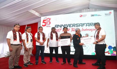 Komisaris Telkom, Ismail dan Silmy Karim, serta didampingi oleh Direktur Digital Business Telkom, M Fajrin Rasyid menyerahkan bantuan.